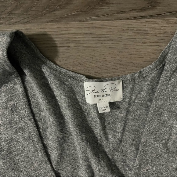 Feel the Piece Terre Jacobs Womens Grey V-Neck Tank Top Size M/L - Picture 3 of 5